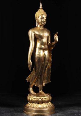 De Sukhothai-Buddha van Quelus: Een Verwondering van Gouden Glans en Betoverende Vrede!